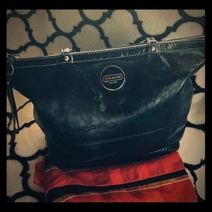 Shoulder Tote Bag. Medium Size Zip Top